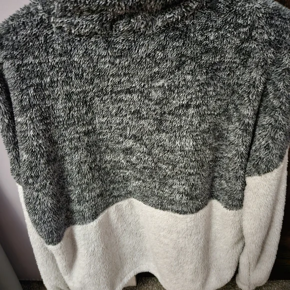 Doe &Rae Pullover - Picture 2 of 5